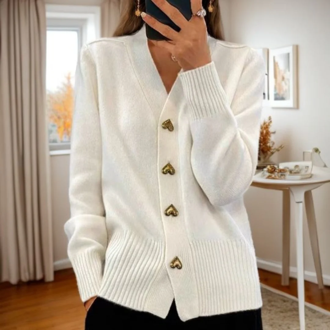Irmgard – Weicher Cardigan mit Herzknöpfen